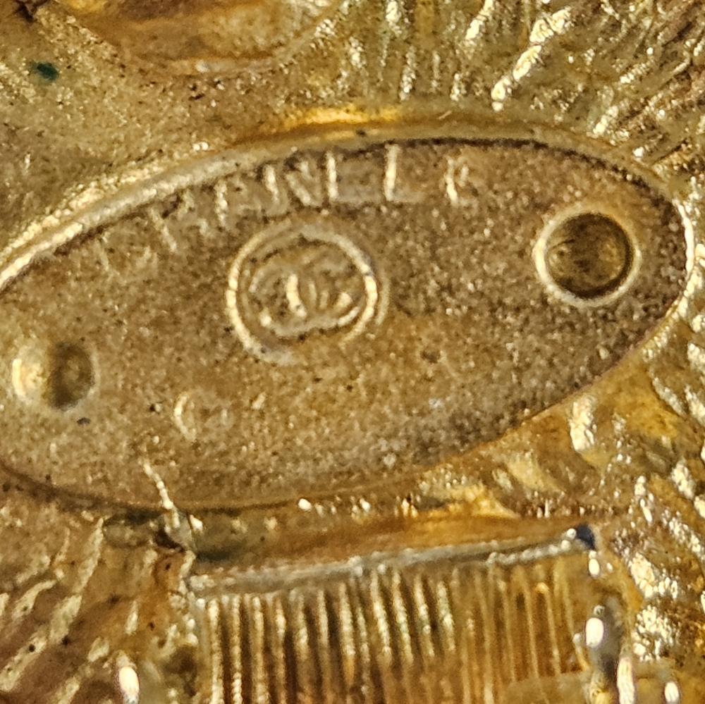 Chanel Vintage Clip Earrings - Picture 5 of 8